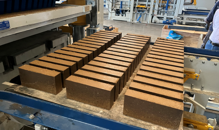 Η πλήρως αυτόματη μηχανή κατασκευής τούβλων ZN1500 εξουσιοδοτεί τον πελάτη της Ανατολικής Κίνας στη χρήση πόρων λάσπης